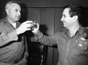 ליפקין-שחק עם אהוד ברק, מחליפו בפיקוד המרכז, ב-1986 צילום ארכיון: "מעריב"