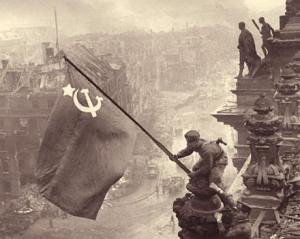 בצילום: הדגל הסובייטי מונף על הרייכסטאג ההרוס